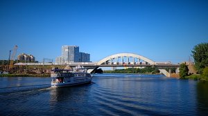 Поезда и теплоходы / Сапсан, Ласточки на железнодорожном мосту над каналом им. Москвы