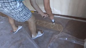 Укладка ЛаМината на Стену своими руками видео Как вырезать отверстие под РоЗеТКи