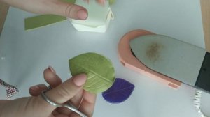 Листик для розы из фоамирана. Детали выдавливания на молде, обработка края.