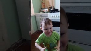 маленький мальчик танцует