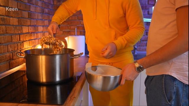 ВЫ БУДЕТЕ ПРИЯТНО ШОКИРОВАНЫ! САМЫЕ ПОПУЛЯРНЫЕ БАТОНЧИКИ И КОНФЕТЫ ПРИГОТОВЛЕНЫ В ОГРОМНЫХ РАЗМЕРАХ смотреть онлайн