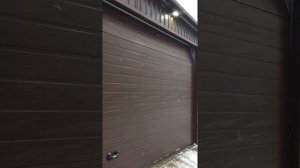 Включается свет при открытии ворот гаража.
