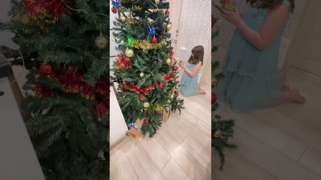31 декабря. Встречаем Новый год. Ищем подарки под елкой #викуся  #новыйгод #челябинск #подаркидетям