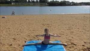 отдых и гимнастика на пляже в Великом Новгороде