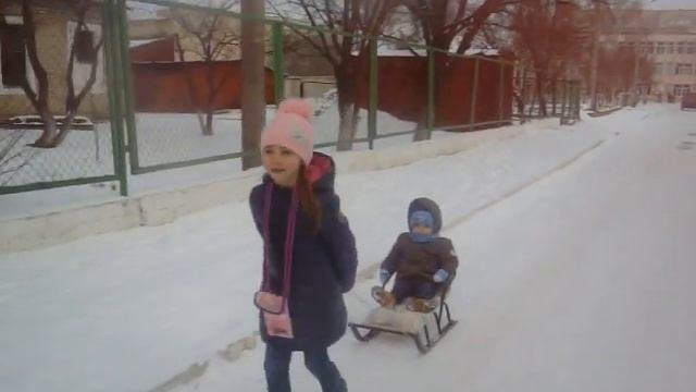 Прогулка сестры с братом) смотреть онлайн