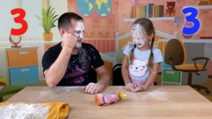 Игра с мукой. Забавная детская игра с папой в бутылочку.