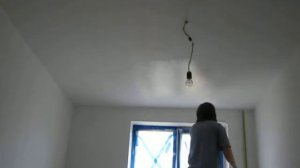 Покраска потолка водоэмульсионной краской ручным способом при помощи валика