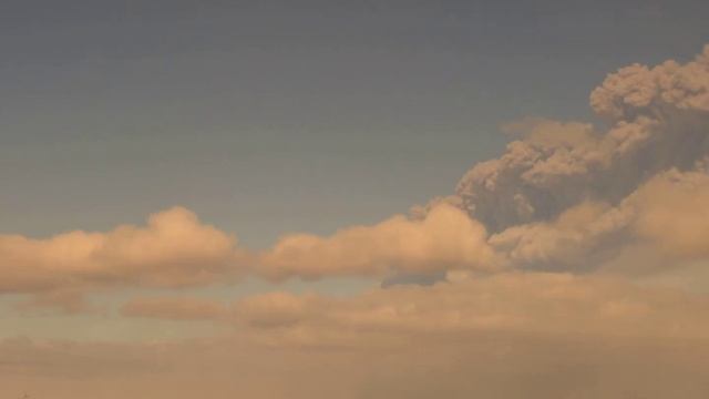 Вулкан Шивелуч. Пепловый выброс на высоту ~ 10 км н.у.м. 2019-04-10 03:11 UTC.