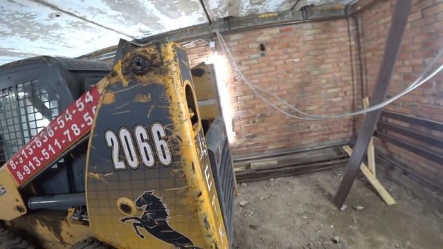 Плановое тех обслуживание мини-погрузчика, замена масла смотреть онлайн