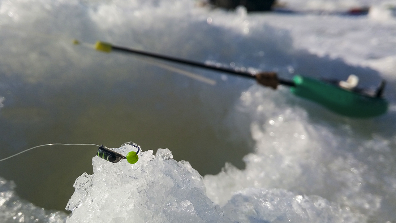 Новинки зимней рыбалки видео. Рыбалка первый лёд 2022 зимняя рыбалка. Рыбалка в глухозимье на малых реках. Окунь зимой последний лёд. Видео зимняя рыбалка 2022.