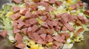 Салат из капусты с яйцом и колбасой