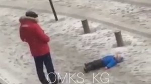 В Бишкеке мужчина пнул лежащего на земле ребенка 