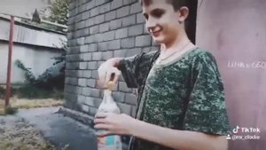 Он бешаный!!!! Выпил уксус смотри что с ним стало ????