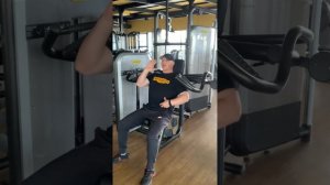 Плечи. Жим вертикальный в тренажере Technogym.