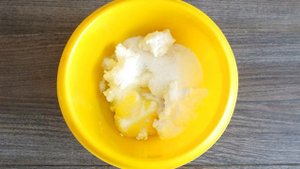 Тёртый пирог с творогом и вареньем