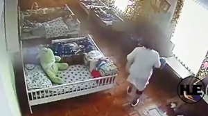 Няня избивает ребенка-инвалида