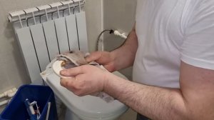 Ремонт унитаза. Замена сливного механизма. Замена арматуры в унитазе.