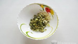 Салат из солёных огурцов, яиц и сыра с сухариками