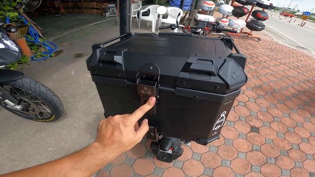 HONDA DAX ST125 กับกล่องท้าย 45 L. SUPER BLACK ลงตัวสุดๆ ใส่หมวกได้ 1 ใบเต็มๆ смотреть онлайн