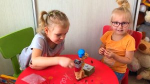 Милана и Полина играют в Плюющего верблюда / Milana i Polina igrayt v Verblyda
