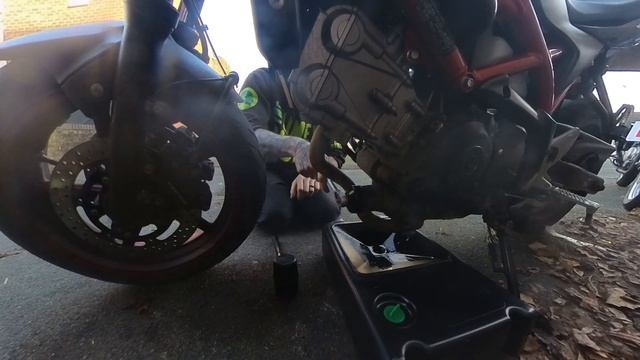 3rd gen Suzuki SV650a Oil & Oil filter change Step by Step смотреть онлайн