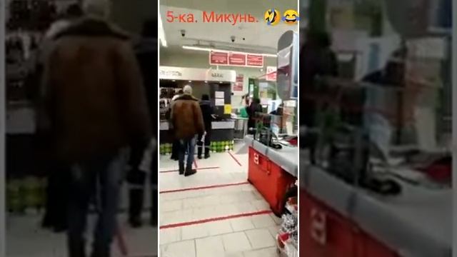 Мужик в противогазе зашёл в магазин смотреть онлайн