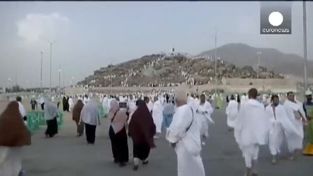Правоверные мусульмане стекаются в Саудовскую Аравию смотреть онлайн