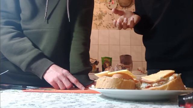 ГОТОВИМ БУТЕРБРОДЫ С ДРУГОМ!!? смотреть онлайн