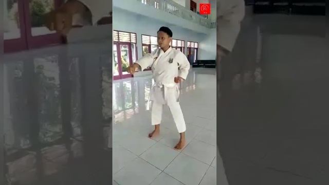 MEMUKUL PERUT ATAU OI ZUKI CHUDAN KARATE