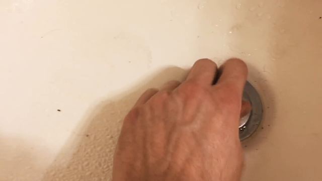 How to Remove a Pop Up Bathtub Drain Plug Stopper | No Screws or Tools Needed смотреть онлайн