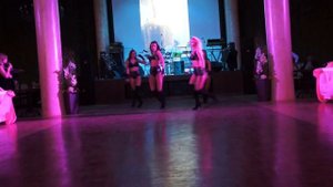 Девушки танцуют в клубе