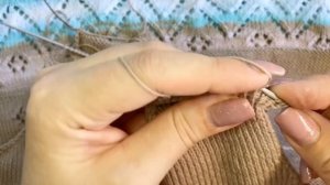 Обработка V-образной горловины полым шнуром. #вязание #полыйшнур