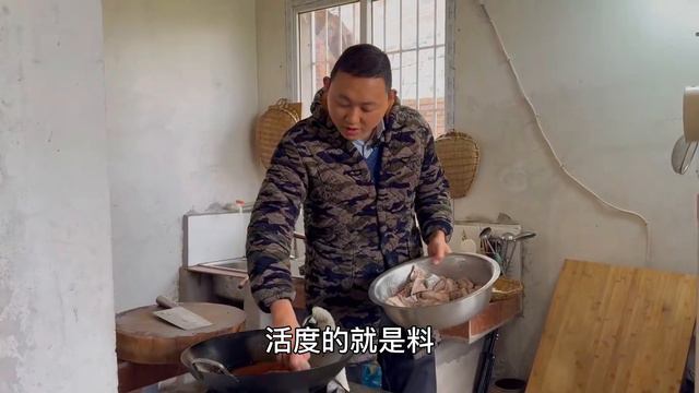 拆房子请了邻居帮忙，简单的煮几个菜吃，腊猪脚汤锅是真叫美滋滋