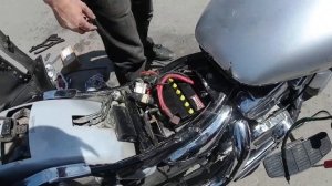 Первый взляд на Keeway Cruiser 250, замена аккумулятора и замер напряжения.