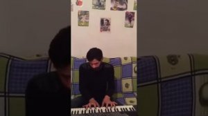 Перед иконою старушка мать молиться