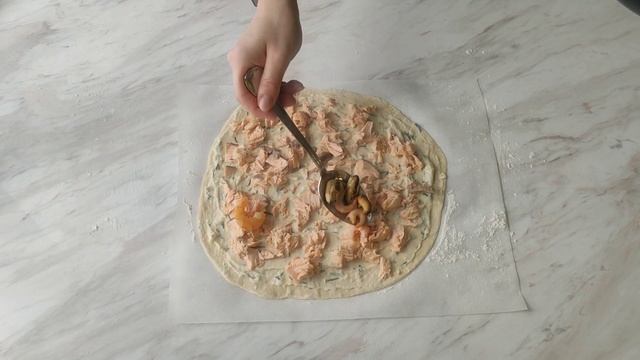 Домашняя пицца. Рецепт теста + 3 разные начинки. Очень тонкое тесто и много начинки.