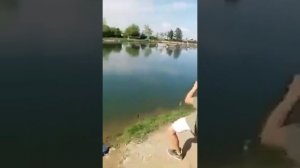 Рыбак тянет большую рыбу! Огромный улов!