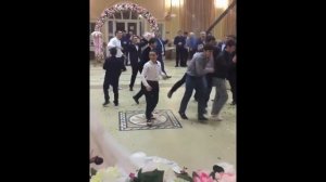 Мужчины ловят букет невесты / Кавказская свадьба / Невеста бросает букет