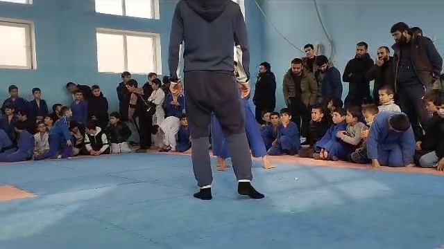Хочиабубакр пахлавон мусобика дар шахри Турсунзода гуштини мили