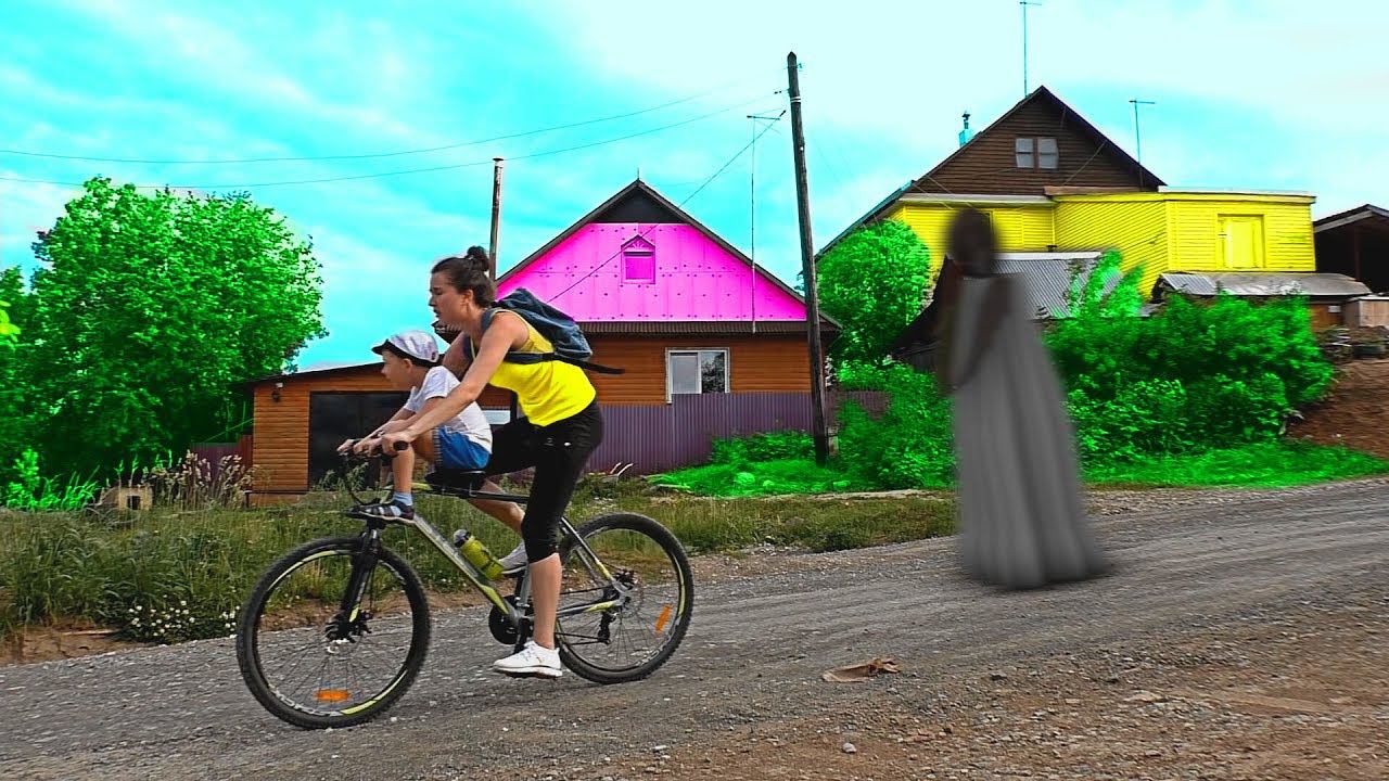 ПРЕСЛЕДУЕМ БАБУЛЮ ГРЕНИ В РЕАЛЬНОЙ ЖИЗНИ МАМА РОМА И ХЕЛПИК НАШЛИ ДОМ ГРЕНИ