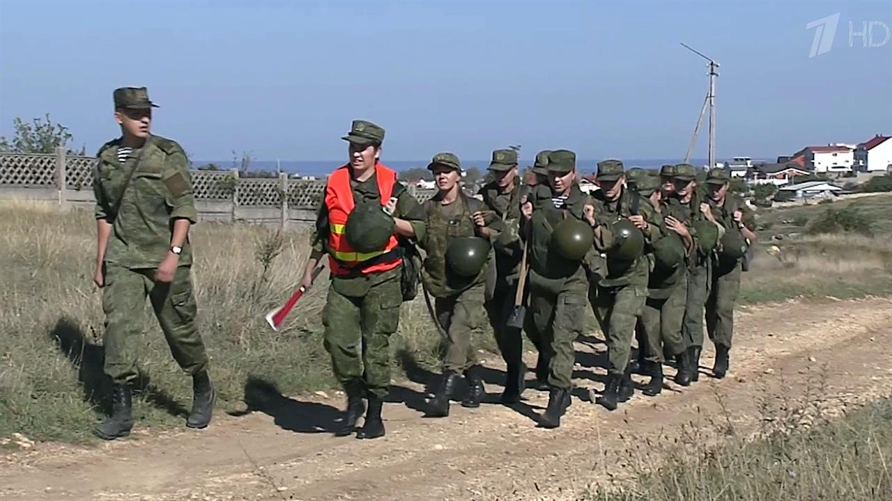 На Севастопольском полигоне женщины-военнослужащие проходят интенсивный курс молодого бойца