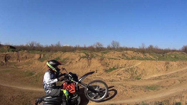 Прыжок на BM Enduro 200 смотреть онлайн