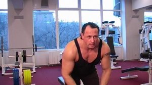 Отведение рук с гантелями в стороны, стоя в наклоне.