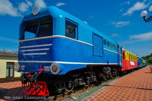 Поезд с тепловозом ТУ10-013 отходит от станции-Малая Свердловская железная дорога