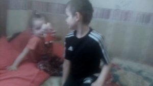 Брат учит сестру как вежливо разговаривать