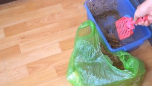 УБОРКА В КЛЕТКЕ У КРОЛИКА/КАК Я УБИРАЮСЬ