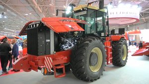 Взбираюсь в кабину огромного колёсного трактора. Машина российская, а за рулём как в иномарке ???