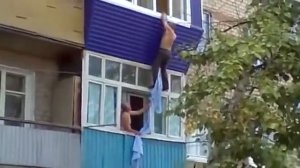 Как сделать канат их простыни и упасть с третьего этажа в низ головой
