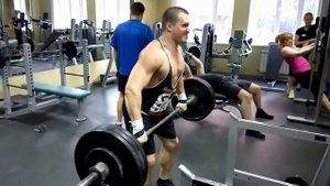мощная тренировка плеч штангой