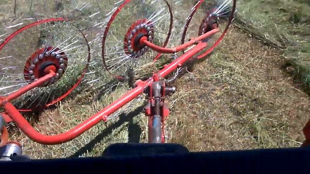 МТЗ 320.4 . Граблі-Ворушилки 4 сонечка.(Вид з кабіни) смотреть онлайн